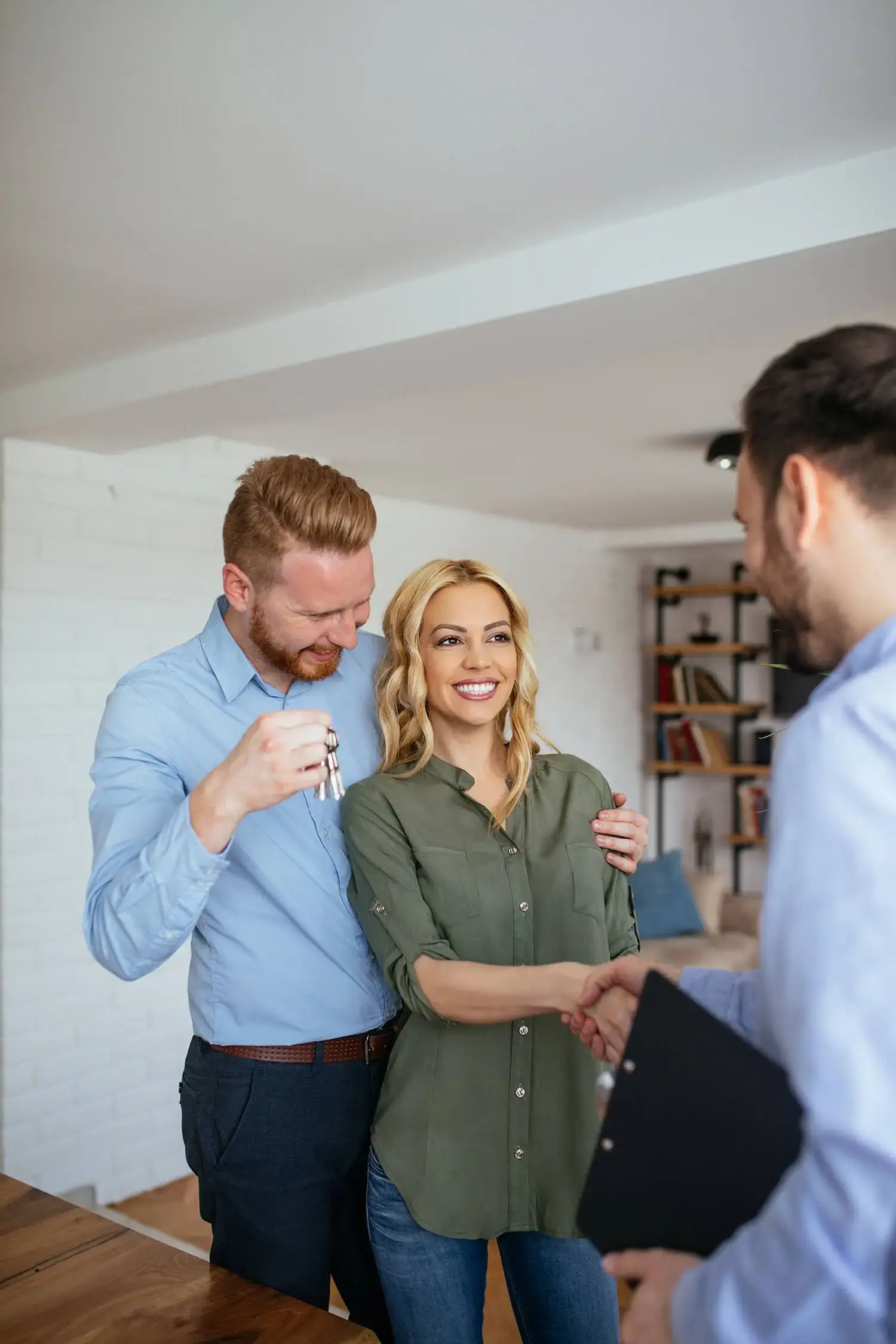 Agent handing keys to a smiling couple